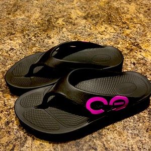 Women’s Oofos Original Sport Sandal Black and Pink Size 10